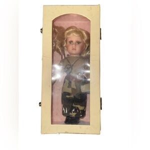 Army Camo Porcelain Doll DAN DEE Collector's Choice Peace Sign Soldier 9 1/2"